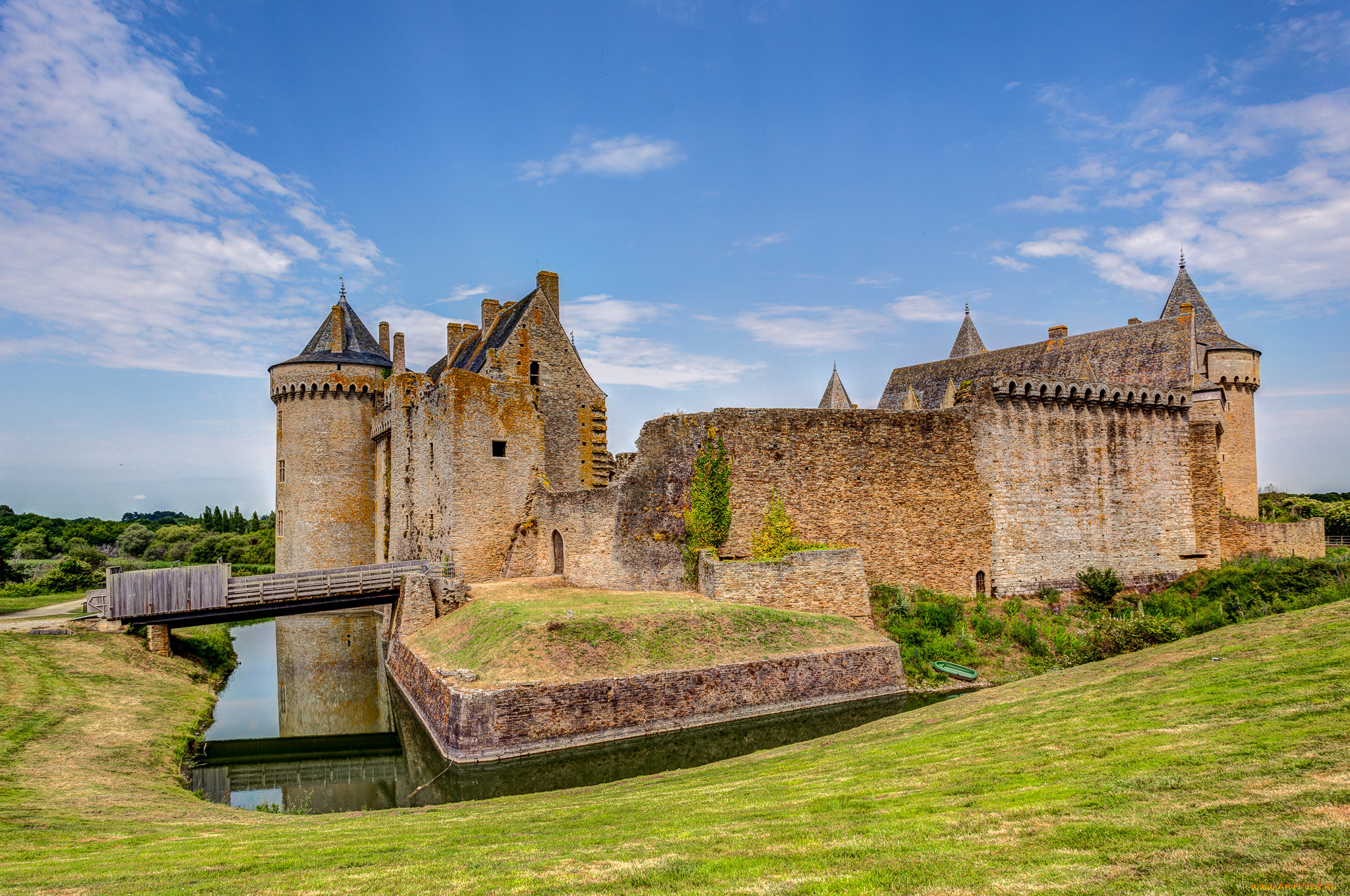 Ров разговоры. Chateau de Suscinio замок. Рыцарские замки Франции. Ров у замка Франция. Ров замка средневековья.